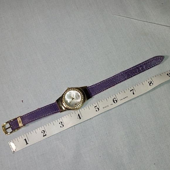 Avon Two Color Red Purple Band Red Hat Ladies Watch Reversible Color Band - Picture 9 of 10